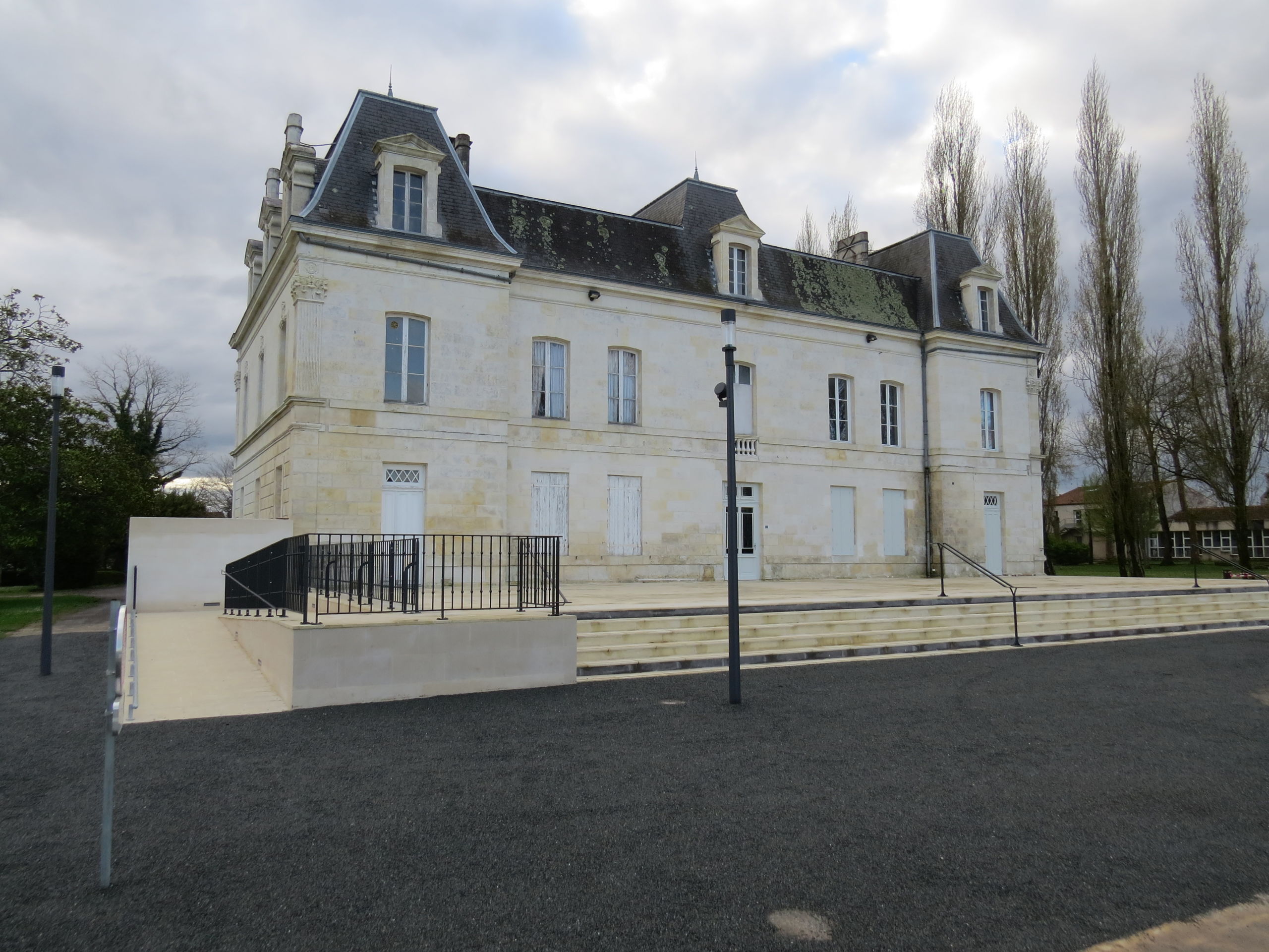 AMÉNAGEMENT DE LA MÉDIATHÈQUE DANS LE CHÂTEAU MAGUIER À THÉNAC