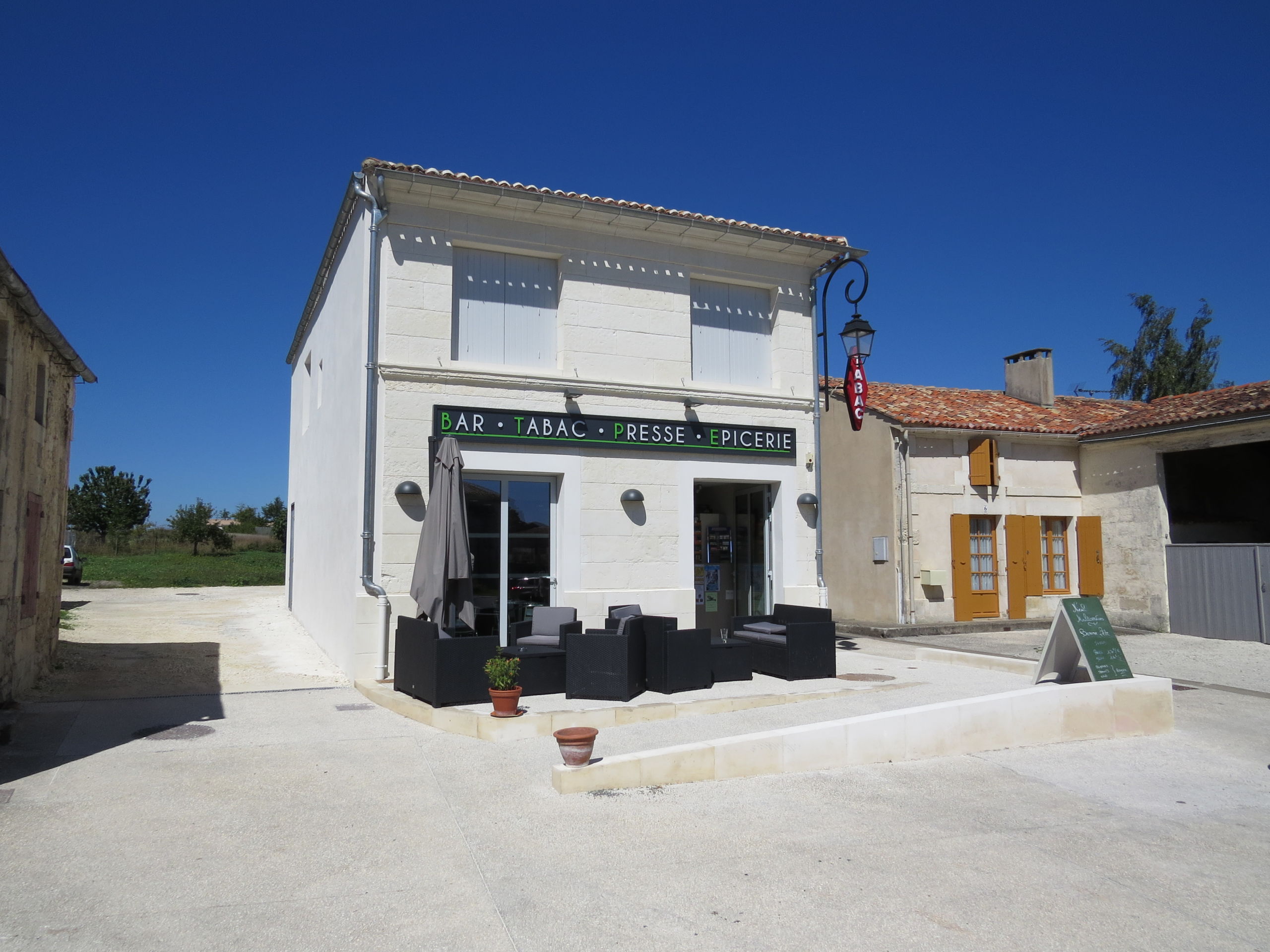 RÉNOVATION D’UNE ANCIENNE BOULANGERIE EN COMMERCE MULTISERVICES À NIEUL LES SAINTES