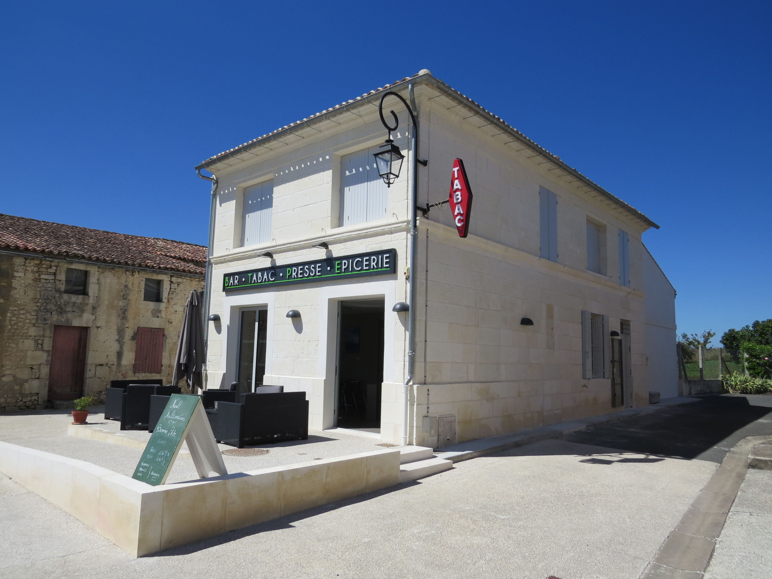 RÉNOVATION D’UNE ANCIENNE BOULANGERIE EN COMMERCE MULTISERVICES À NIEUL LES SAINTES
