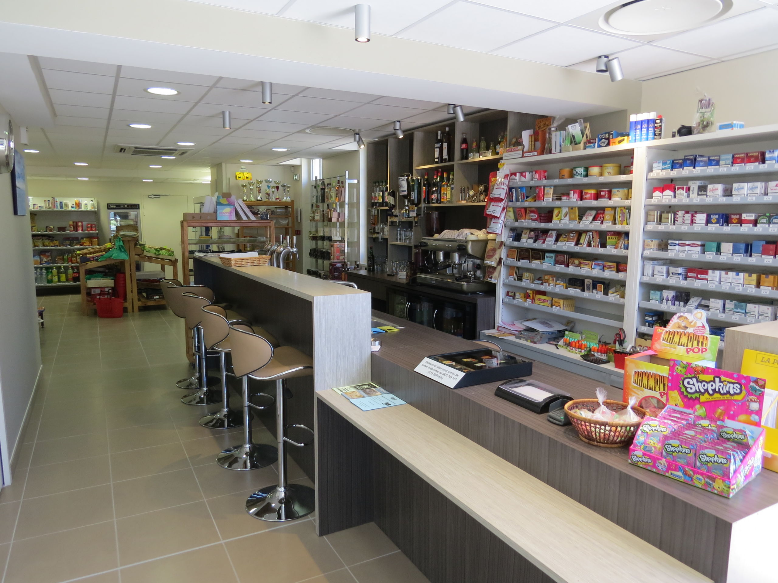 RÉNOVATION D’UNE ANCIENNE BOULANGERIE EN COMMERCE MULTISERVICES À NIEUL LES SAINTES