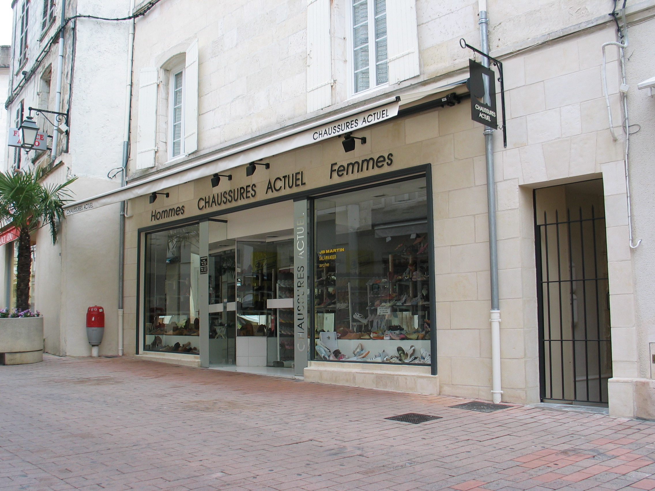 RÉNOVATION D’UNE FAÇADE COMMERCIALE À SAINTES