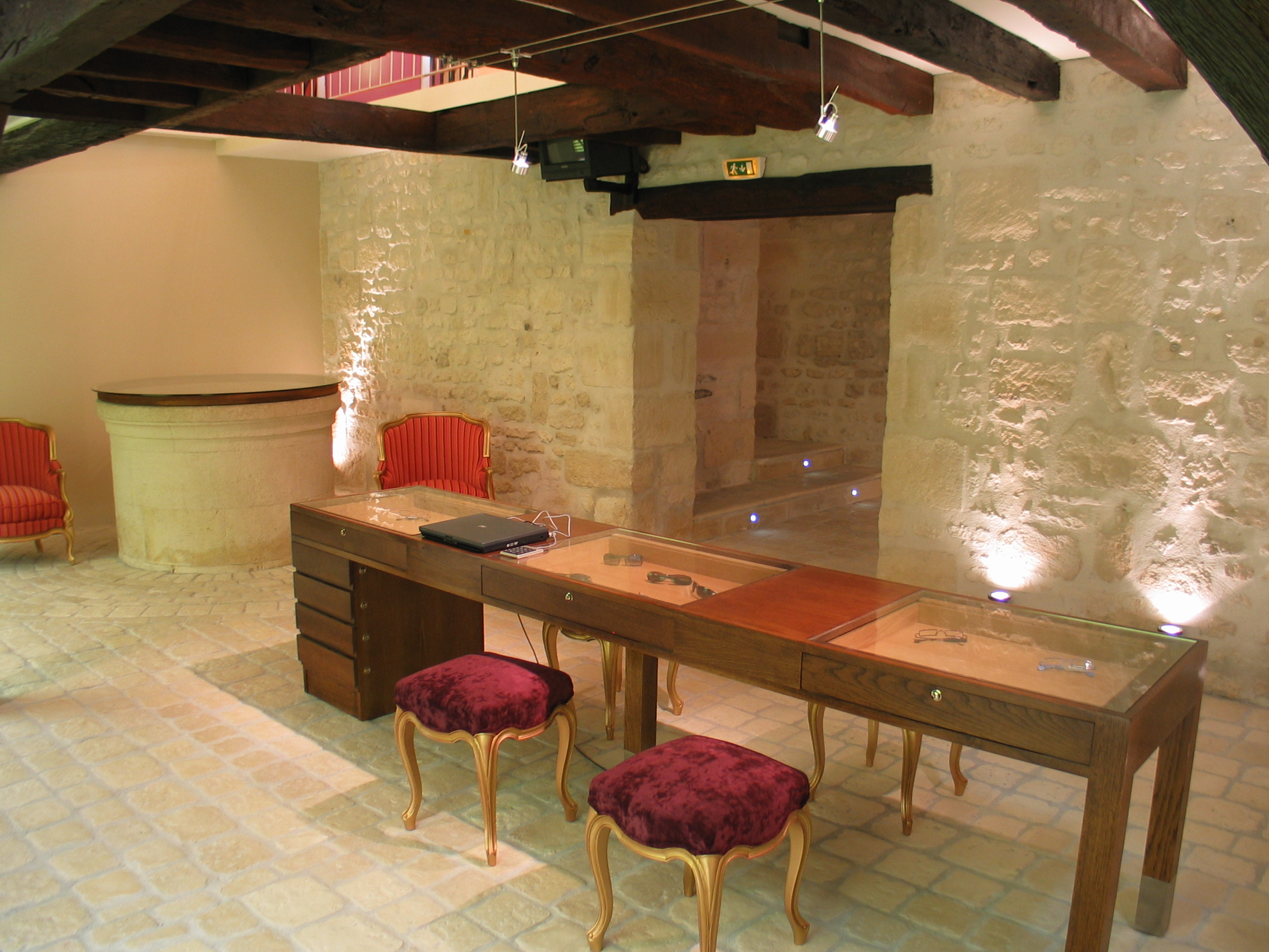 RESTRUCTURATION D’UNE BIJOUTERIE EN MAGASIN D’OPTIQUE – SAINTES