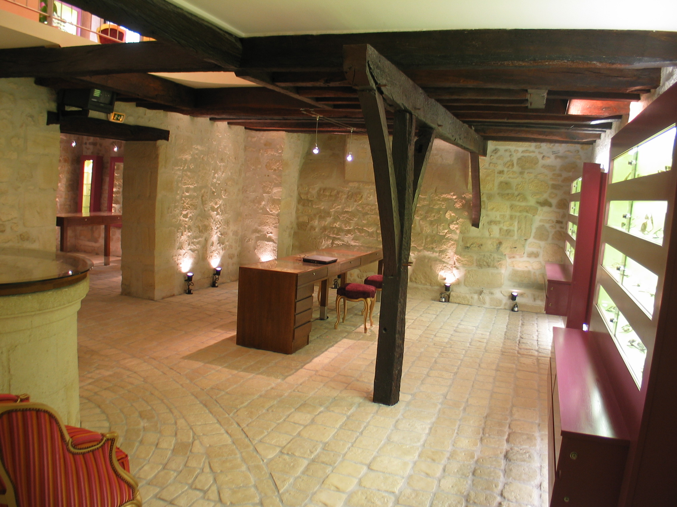 RESTRUCTURATION D’UNE BIJOUTERIE EN MAGASIN D’OPTIQUE – SAINTES