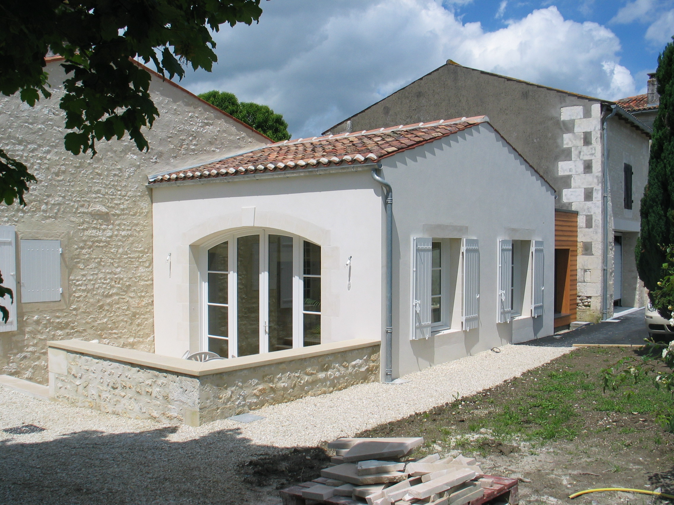 RÉHABILITATION D’UNE GRANGE, COUVERTURE D’UNE PISCINE