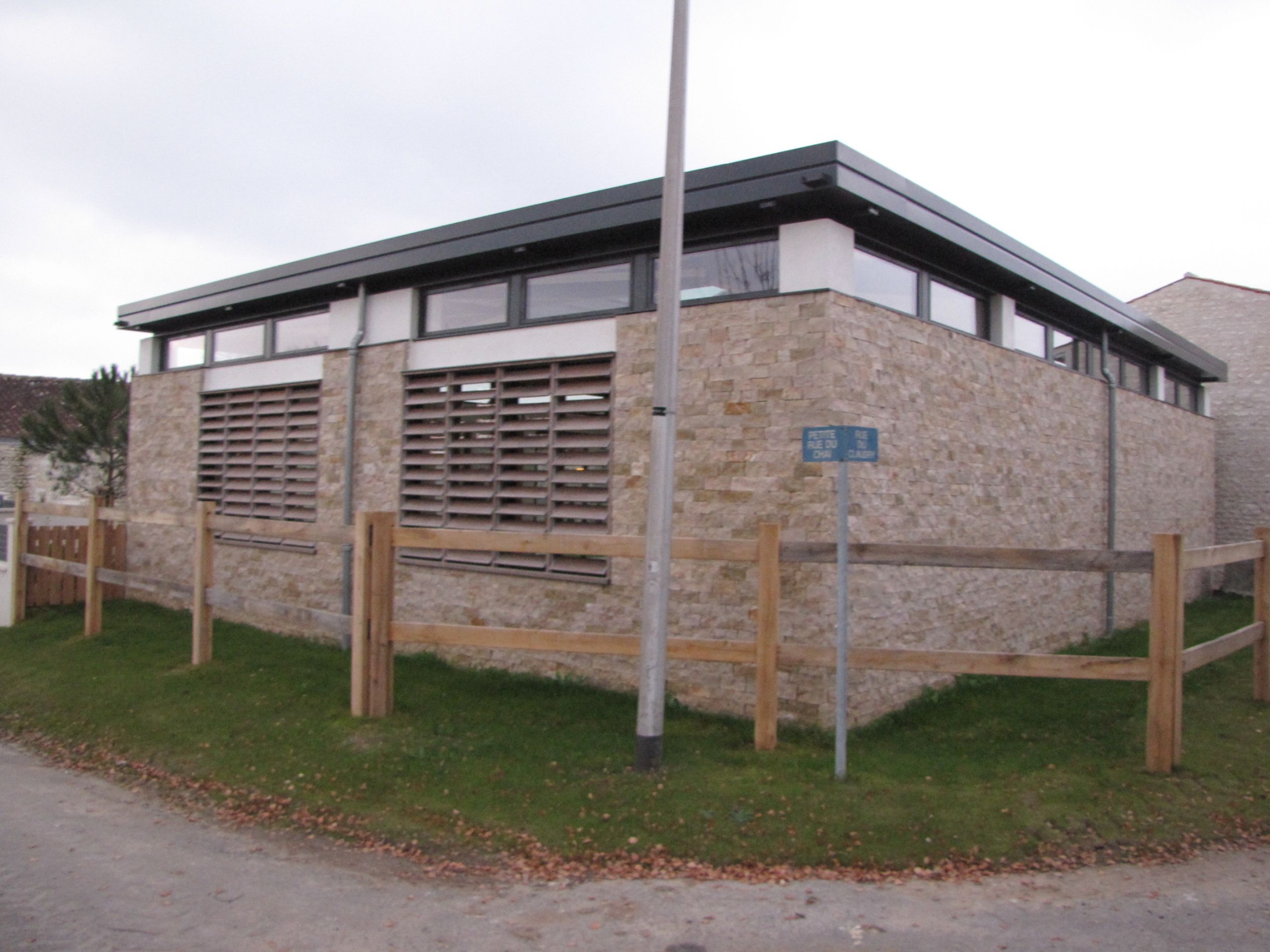 RÉHABILITATION D’UNE GRANGE, COUVERTURE D’UNE PISCINE