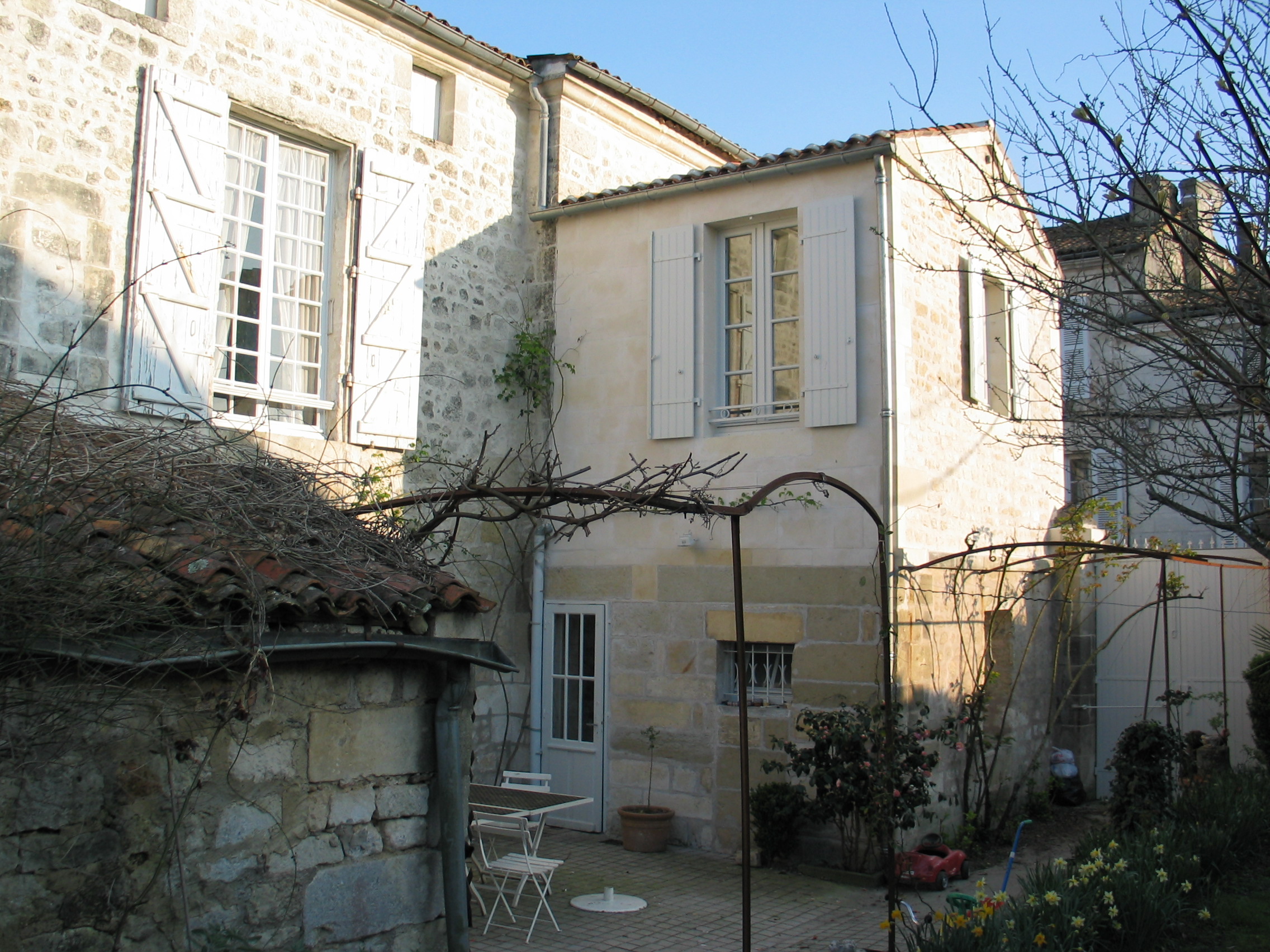 RÉNOVATION ET SURÉLÉVATION D’UNE MAISON DE VILLE SAINTES