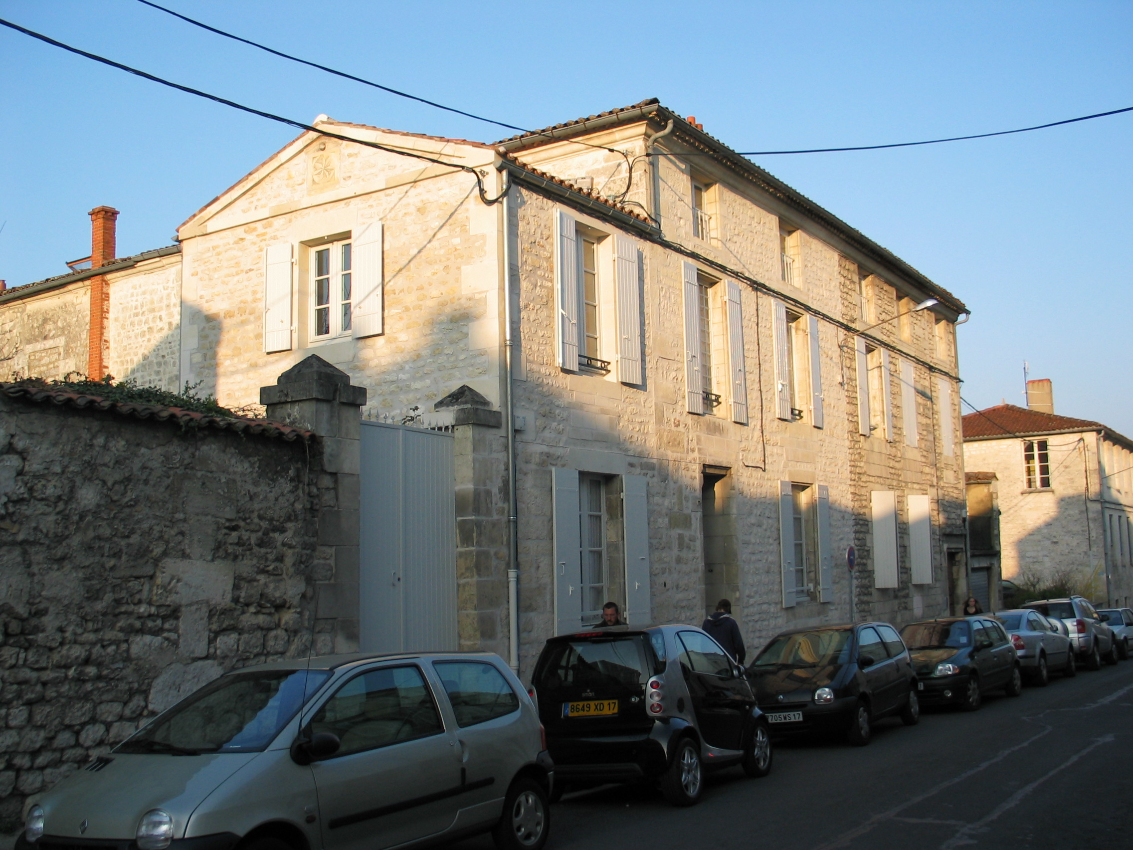 RÉNOVATION ET SURÉLÉVATION D’UNE MAISON DE VILLE SAINTES
