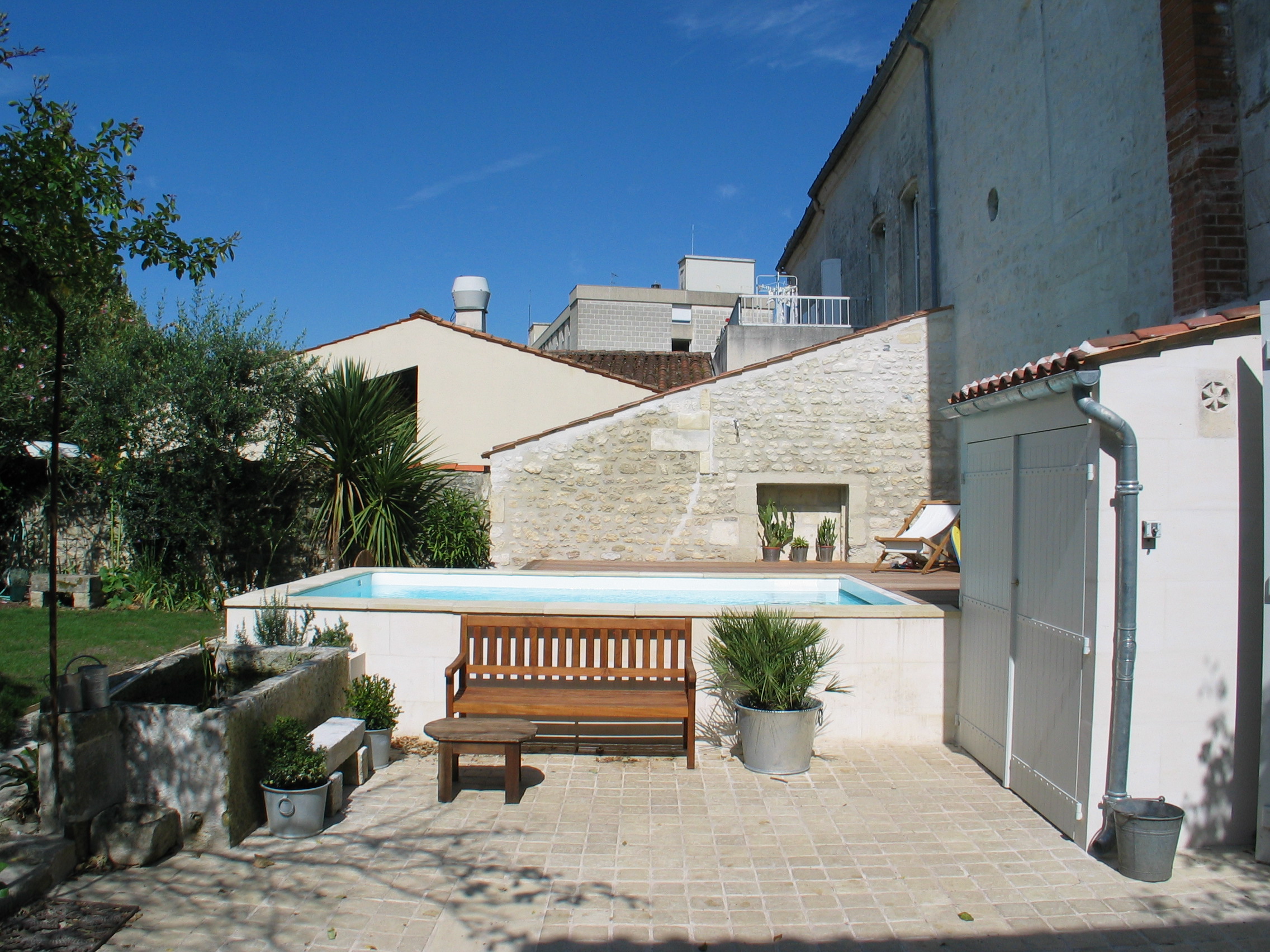 RÉNOVATION ET SURÉLÉVATION D’UNE MAISON DE VILLE SAINTES