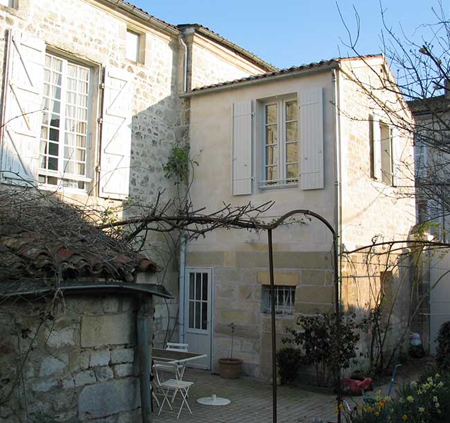 RÉNOVATION ET SURÉLÉVATION D’UNE MAISON DE VILLE SAINTES