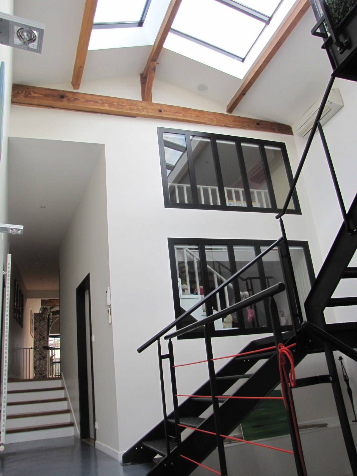 RÉHABILITATION D’UN ENTREPÔT DE MEUBLES EN LOFT SAINTES