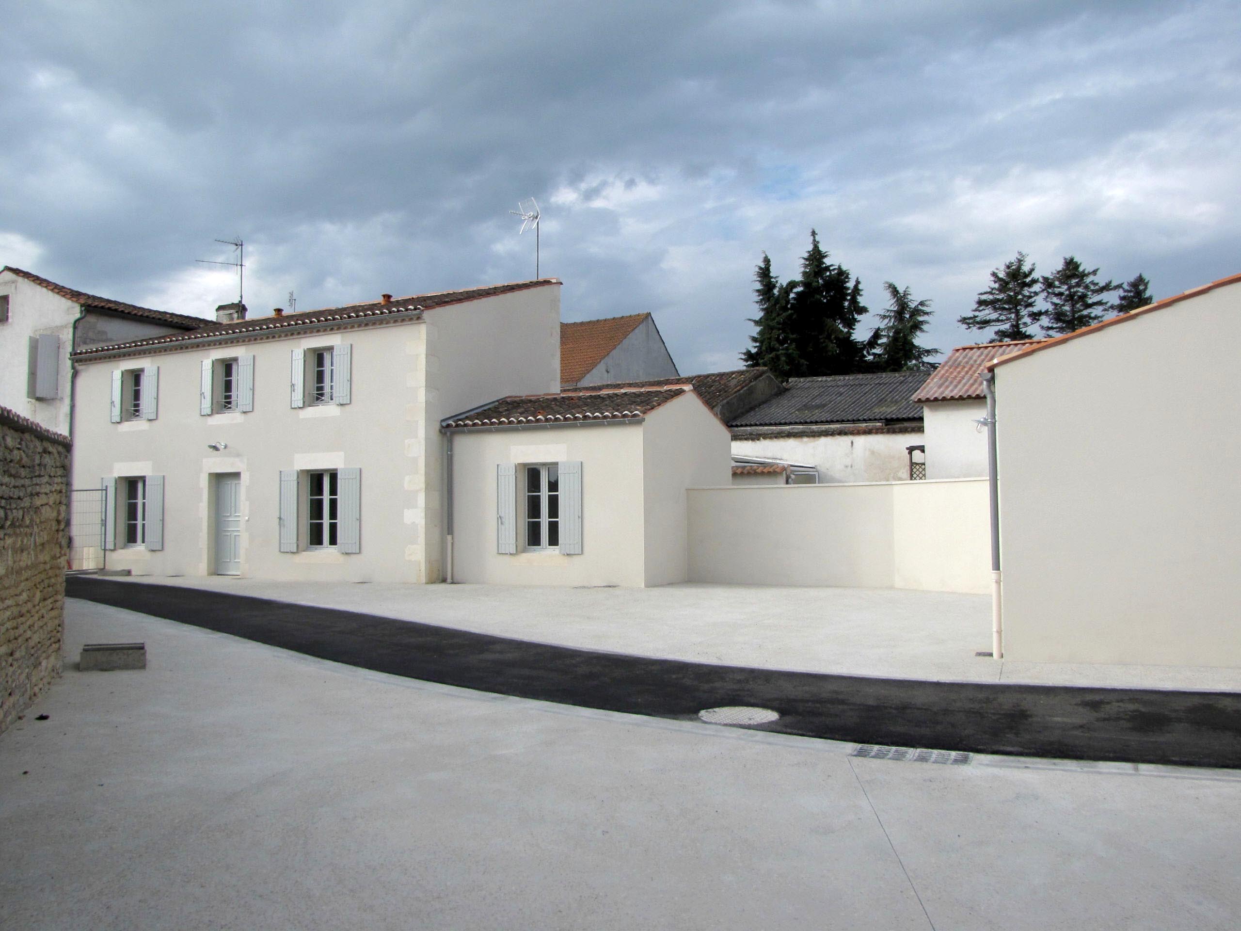 RESTRUCTURATION DE DÉPENDANCES EN LOGEMENTS A ST ROMAIN DE BENÊT