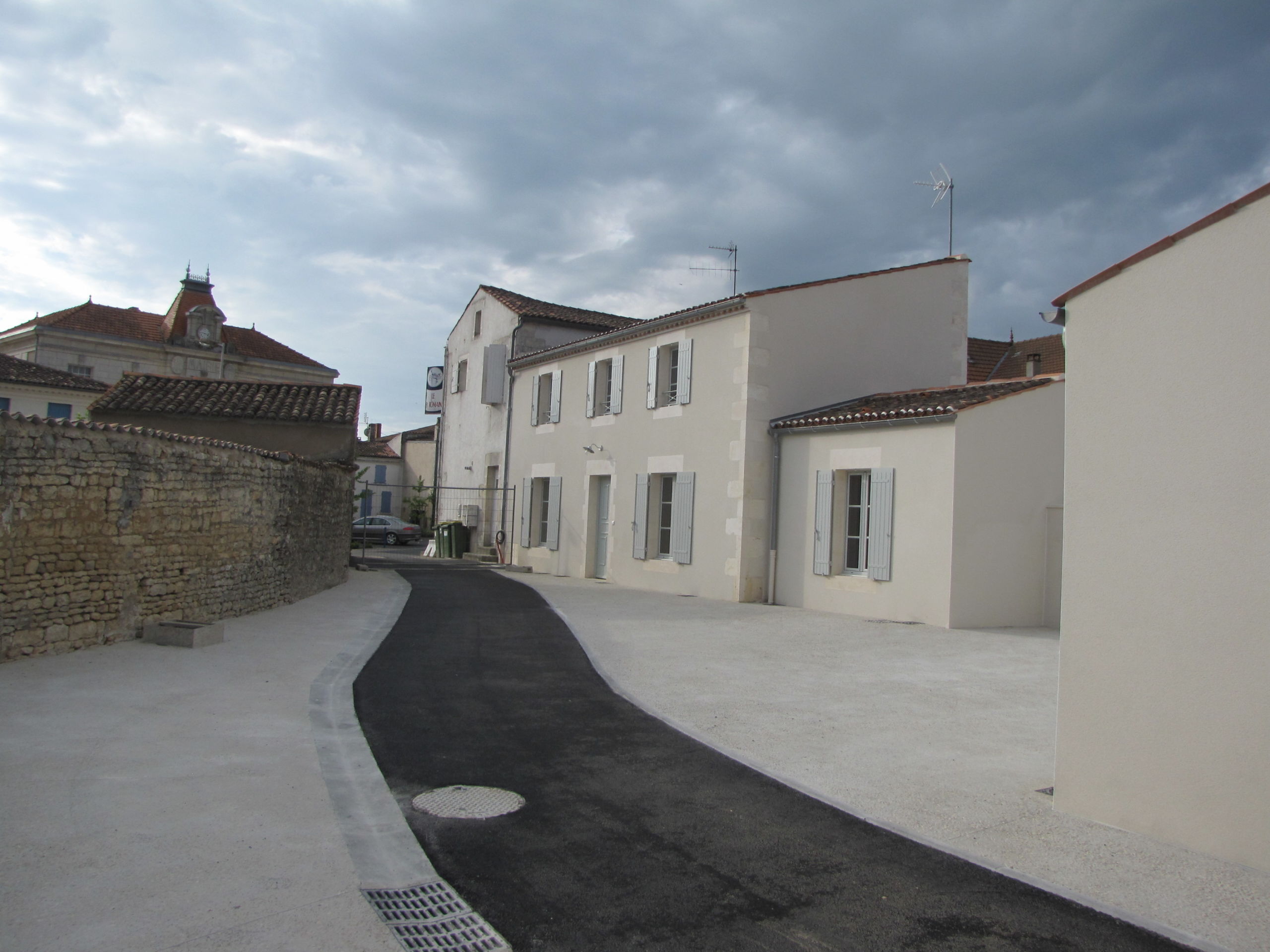 RESTRUCTURATION DE DÉPENDANCES EN LOGEMENTS A ST ROMAIN DE BENÊT