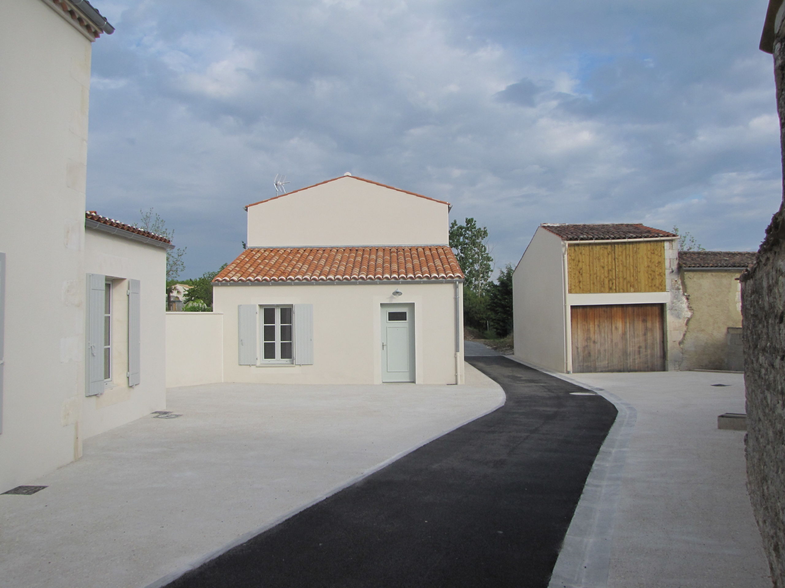 RESTRUCTURATION DE DÉPENDANCES EN LOGEMENTS A ST ROMAIN DE BENÊT