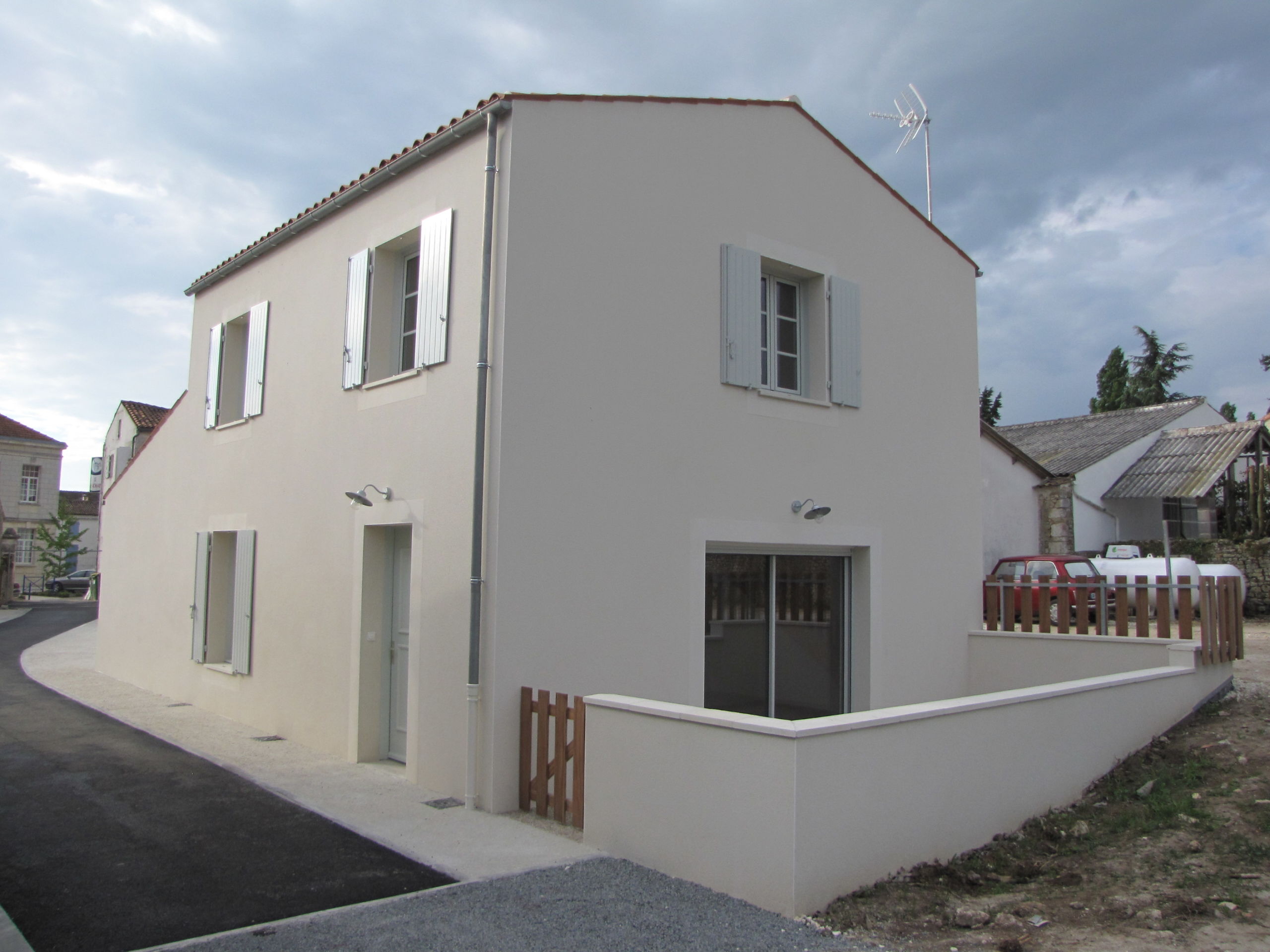 RESTRUCTURATION DE DÉPENDANCES EN LOGEMENTS A ST ROMAIN DE BENÊT