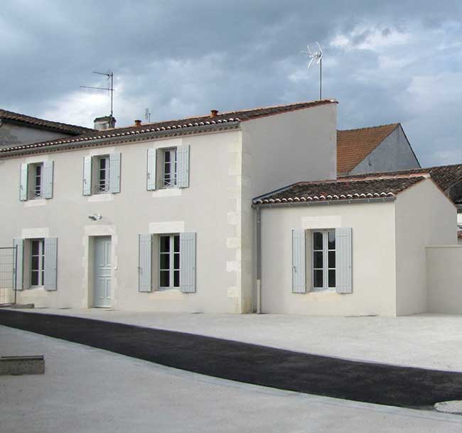 RESTRUCTURATION DE DÉPENDANCES EN LOGEMENTS A ST ROMAIN DE BENÊT