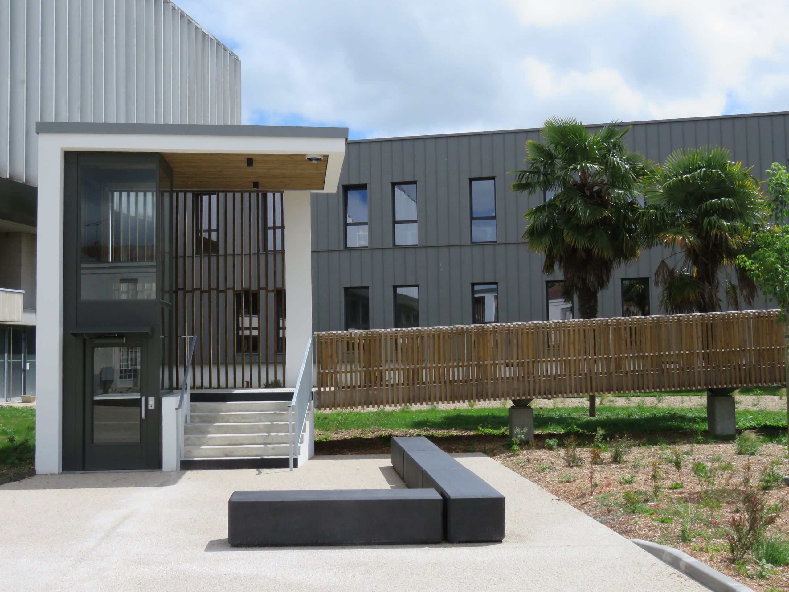 RÉHABILITATION D’UN IMMEUBLE POUR Y TRANSFÉRER LE NOUVEAU SIÈGE SOCIAL DE LA CDA DE SAINTES