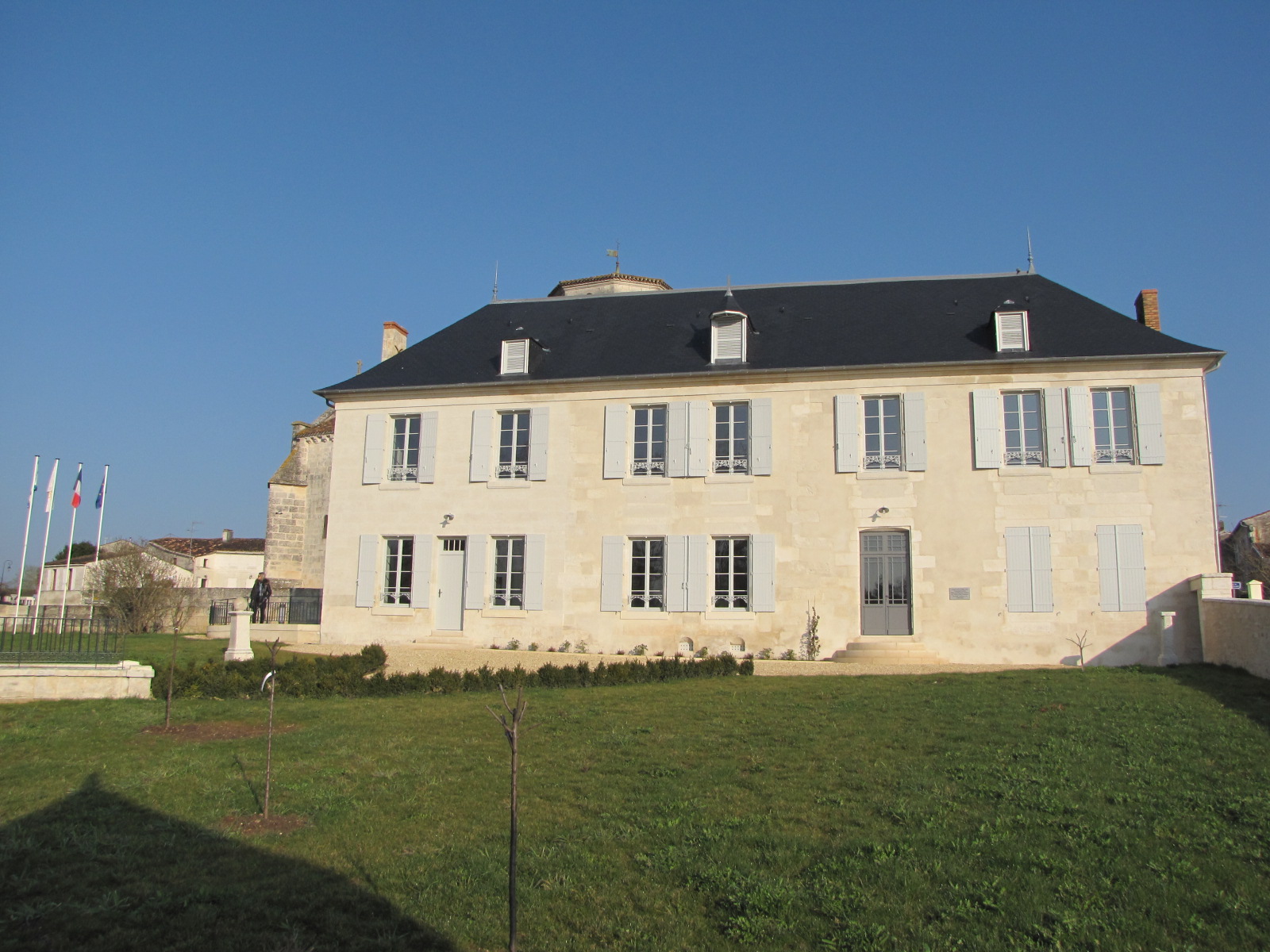 RÉNOVATION D’UN ANCIEN PRESBYTÈRE EN MAIRIE NIEUL LES SAINTES