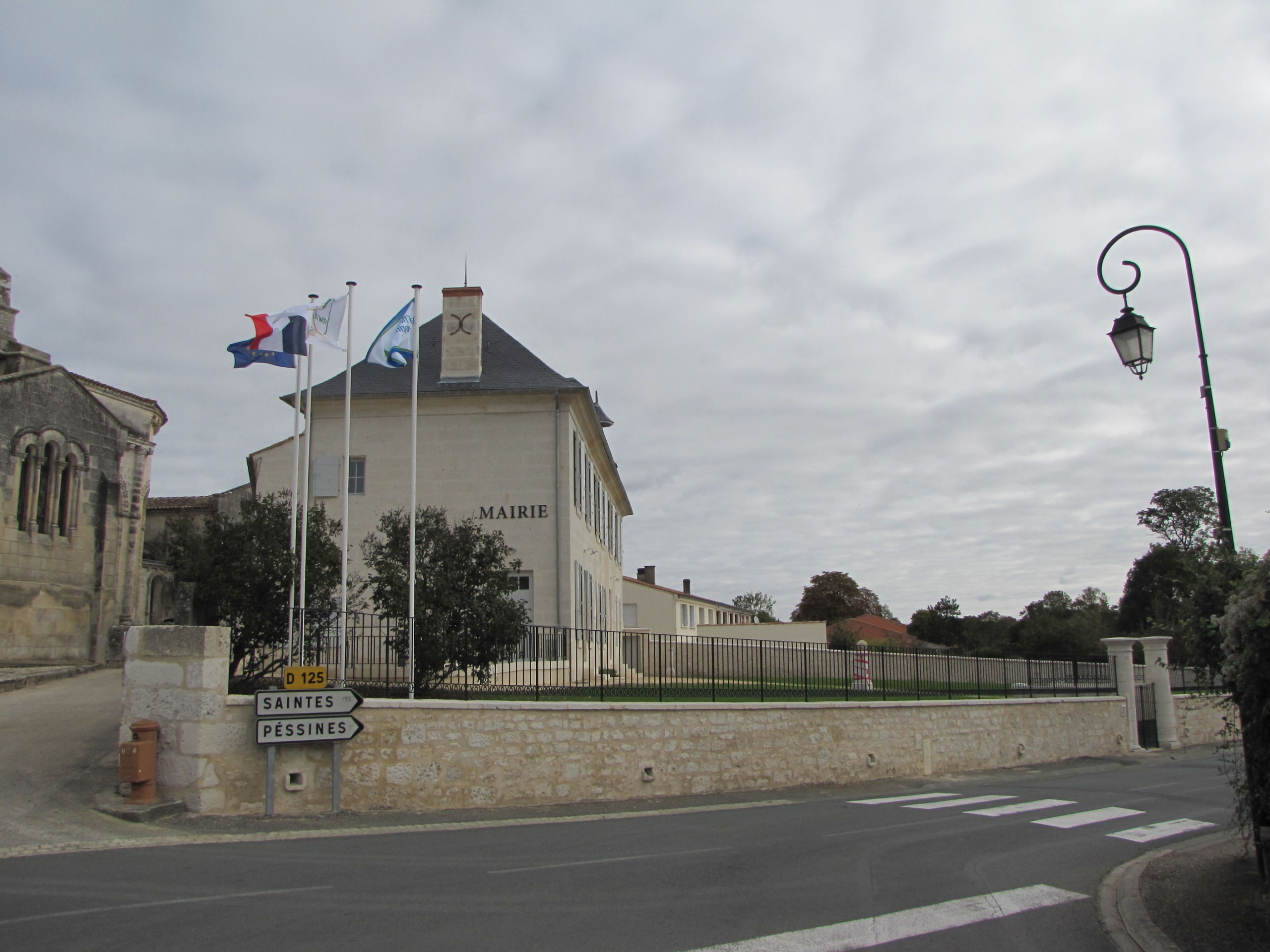 RÉNOVATION D’UN ANCIEN PRESBYTÈRE EN MAIRIE NIEUL LES SAINTES