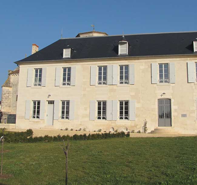 RÉNOVATION D’UN ANCIEN PRESBYTÈRE EN MAIRIE NIEUL LES SAINTES