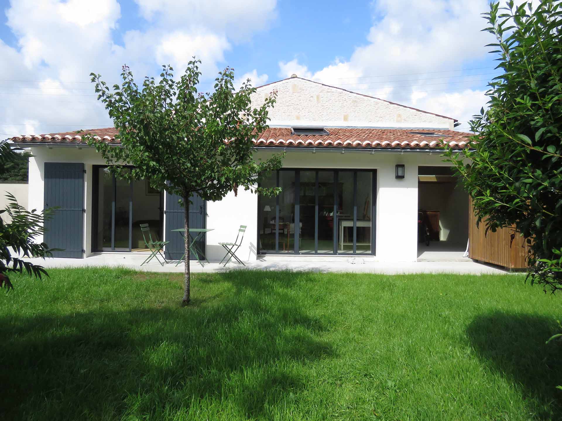 Démolition et reconstruction d’une annexe – Atelier et ses espaces à Saintes